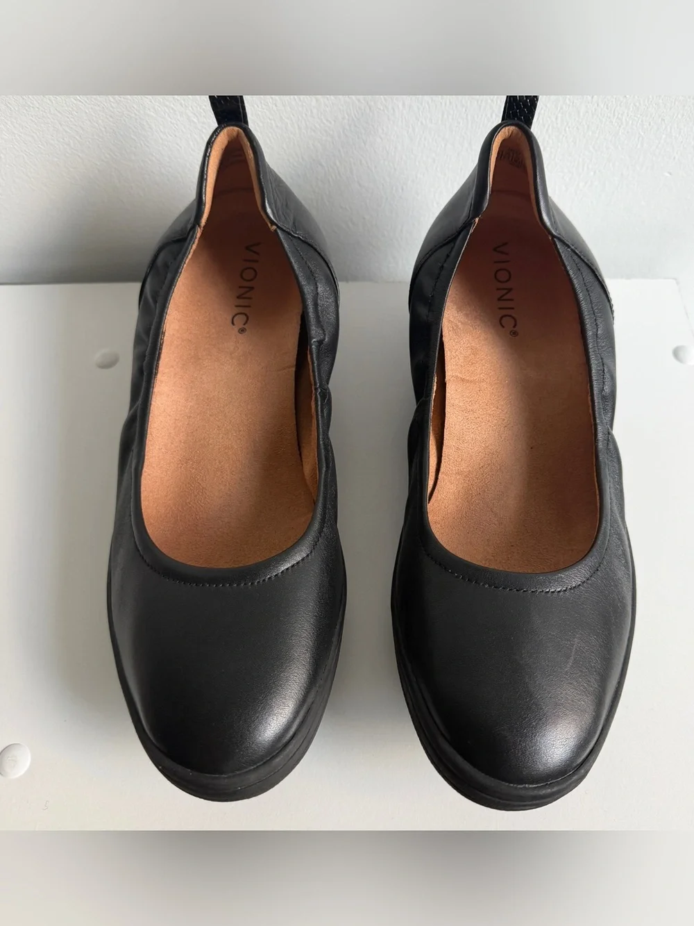 EUC Vionic Black “Jacey” Slip On Wedge Short Heel Round Toe sz 8 supportive